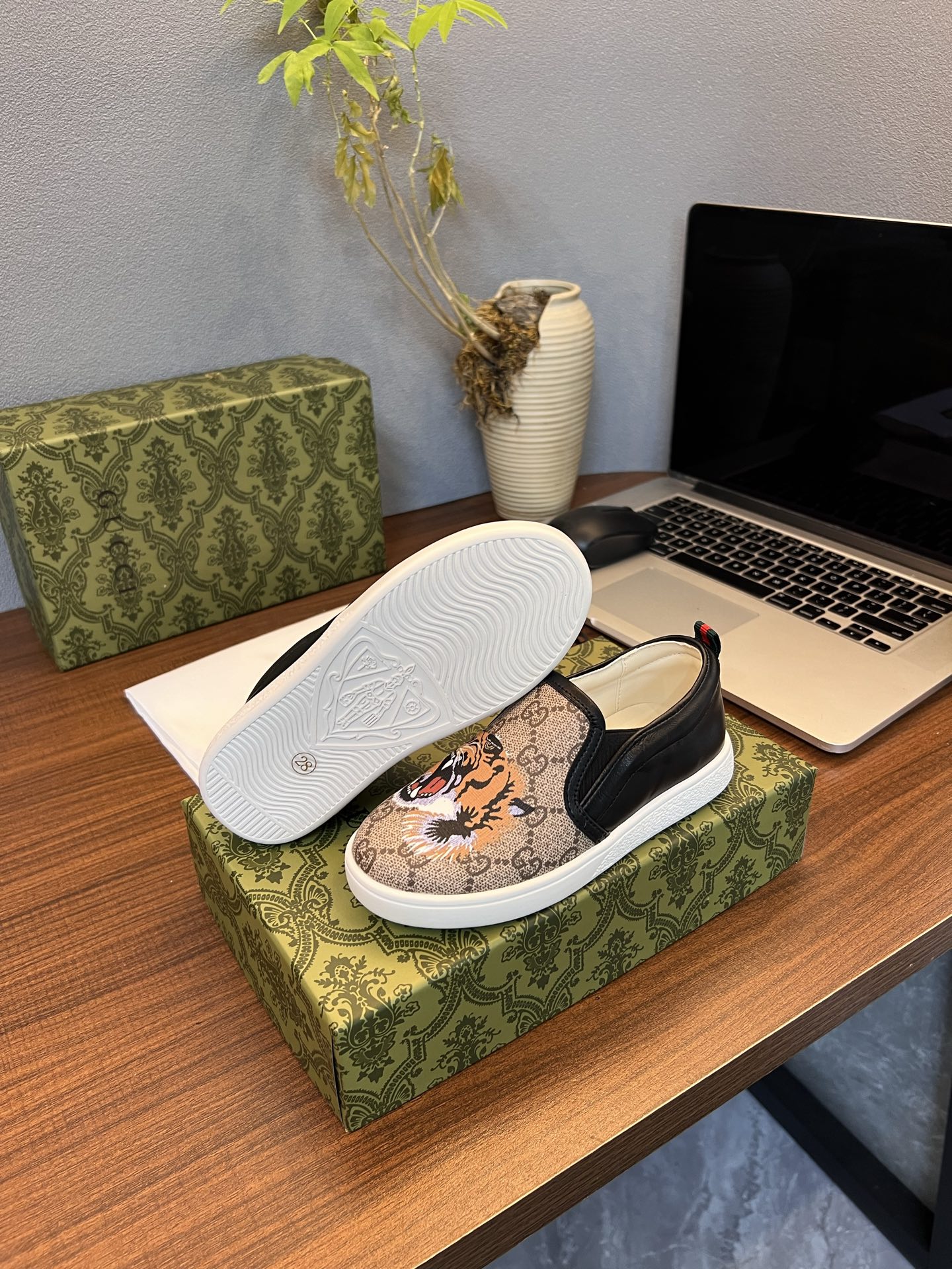Children's shoes child